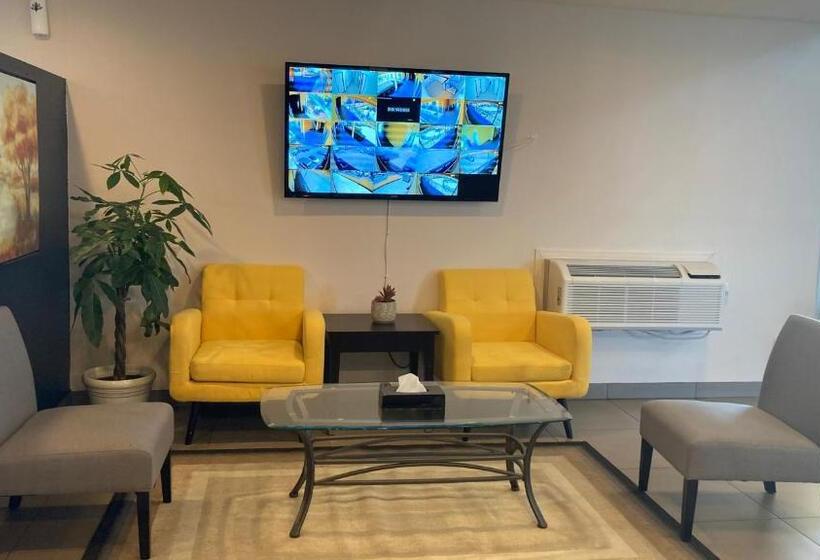 호텔 Quality Inn & Suites Near Downtown Bakersfield