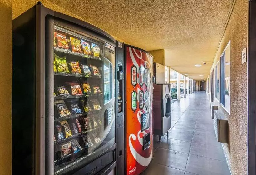 ホテル Quality Inn & Suites Near Downtown Bakersfield