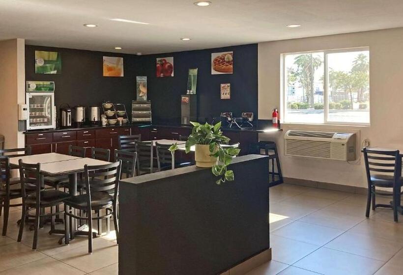 호텔 Quality Inn & Suites Near Downtown Bakersfield