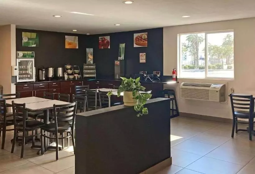 ホテル Quality Inn & Suites Near Downtown Bakersfield