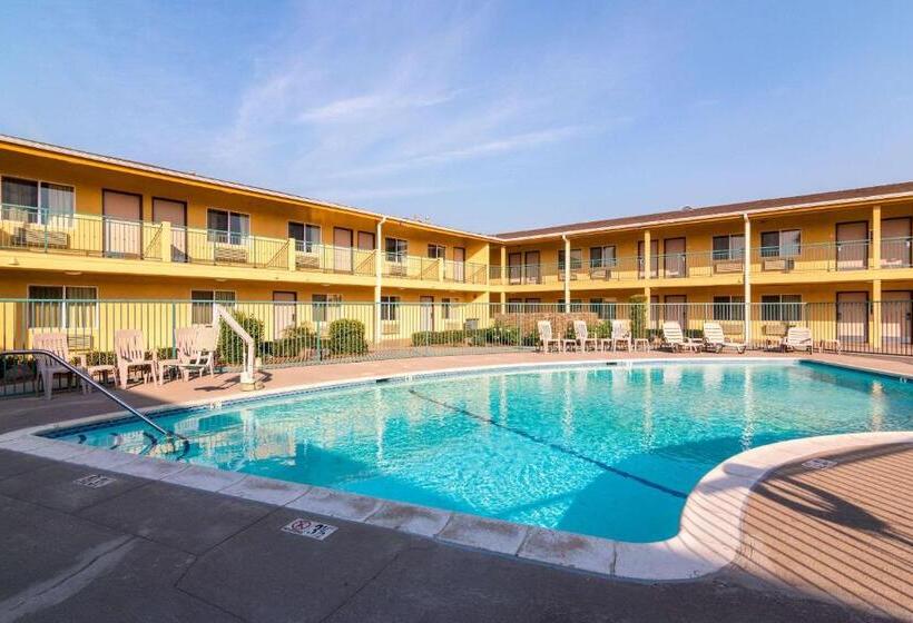 호텔 Quality Inn & Suites Near Downtown Bakersfield