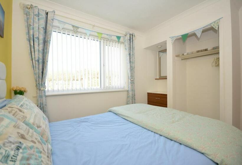 Beach Front 3 Bed Cottage And Hot Tub Kessingland