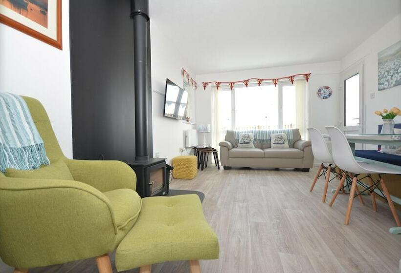 Beach Front 3 Bed Cottage And Hot Tub Kessingland