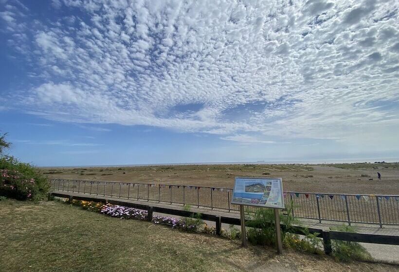 Beach Front 3 Bed Cottage And Hot Tub Kessingland