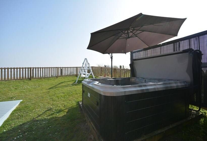 Beach Front 3 Bed Cottage And Hot Tub Kessingland
