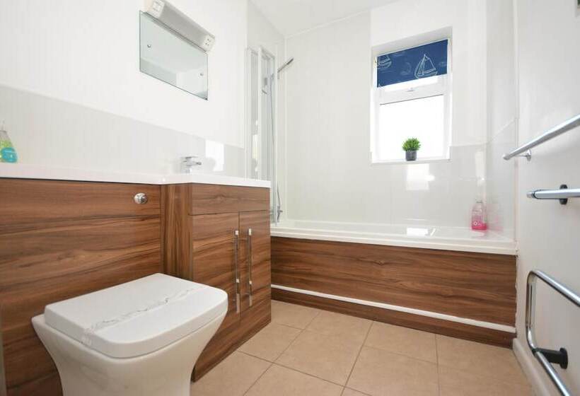 Beach Front 3 Bed Cottage And Hot Tub Kessingland