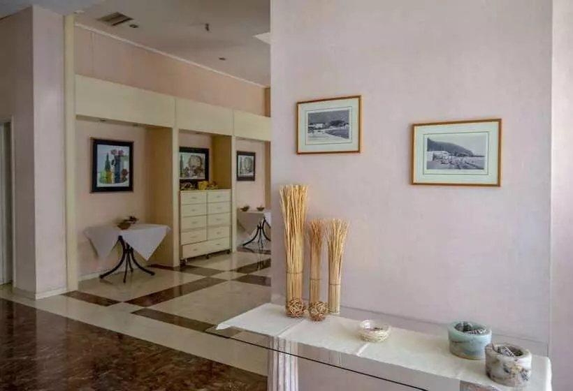 ホテル Kypreos Kamena Vourla