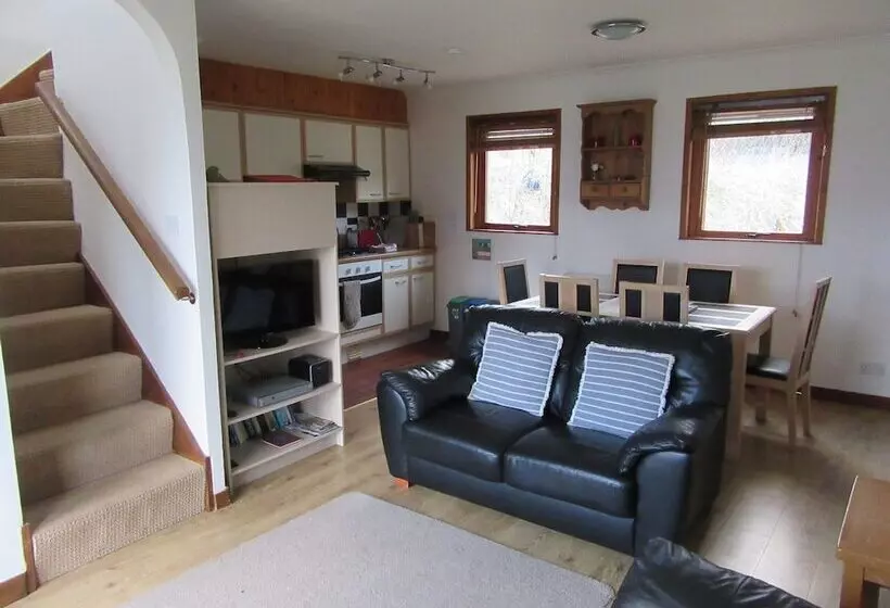 Kestrel, Longhouse Cottages