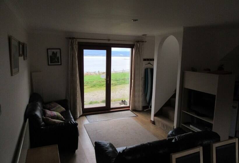 Kestrel, Longhouse Cottages