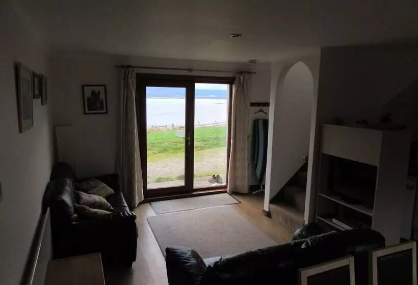 Kestrel, Longhouse Cottages