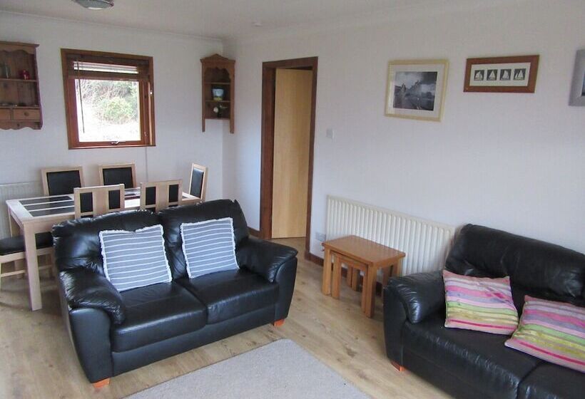 Kestrel, Longhouse Cottages