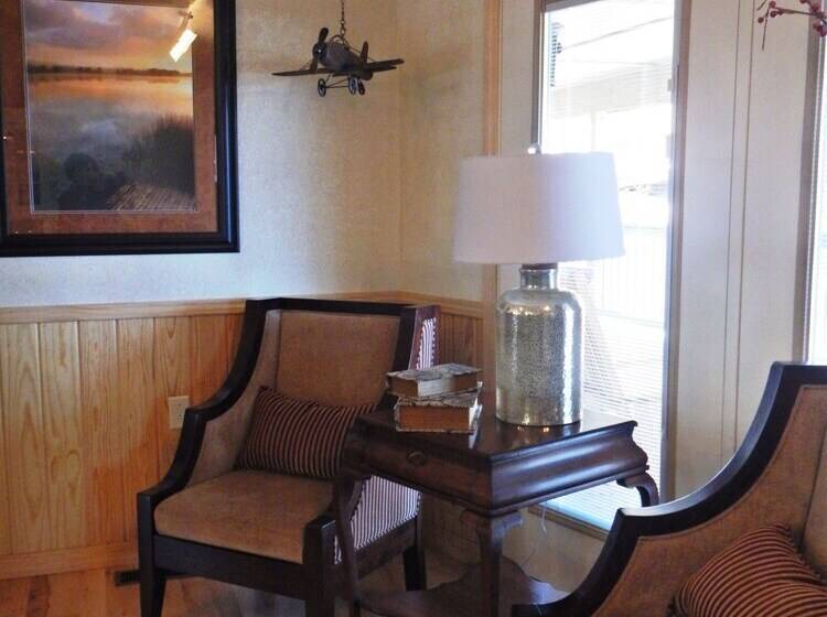 Lake View Three Bedroom, Three Bath Cottage With Private Hot Tub Overlooking Lake Ouachita. By Redaw