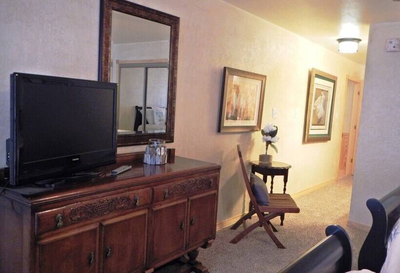 Lake View Three Bedroom, Three Bath Cottage With Private Hot Tub Overlooking Lake Ouachita. By Redaw