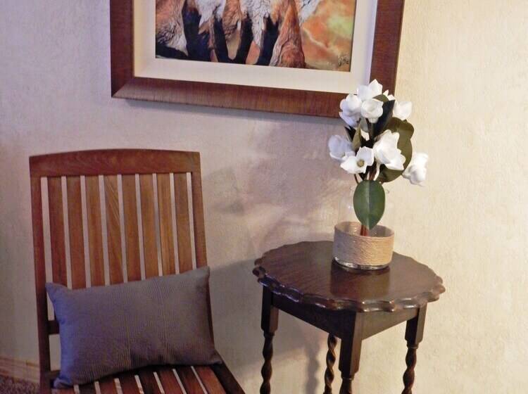 Lake View Three Bedroom, Three Bath Cottage With Private Hot Tub Overlooking Lake Ouachita. By Redaw