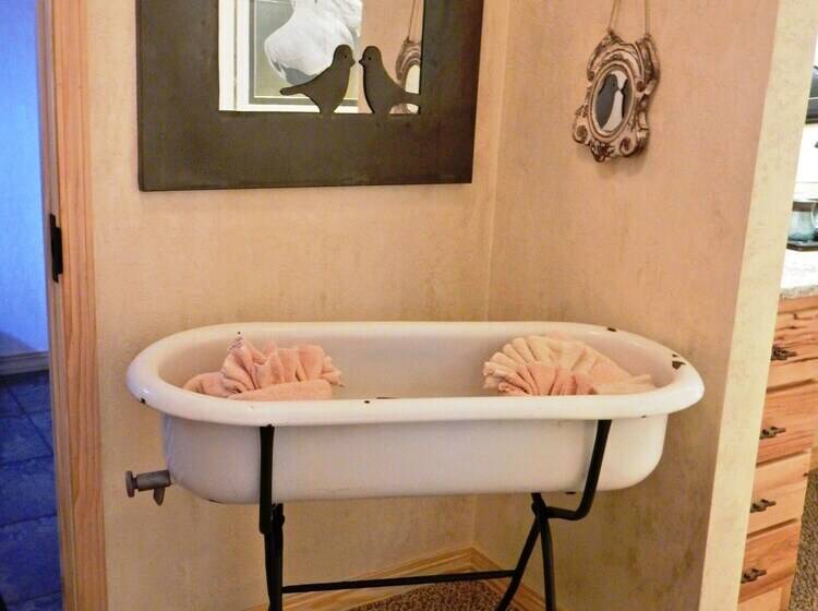 Lake View Three Bedroom, Three Bath Cottage With Private Hot Tub Overlooking Lake Ouachita. By Redaw