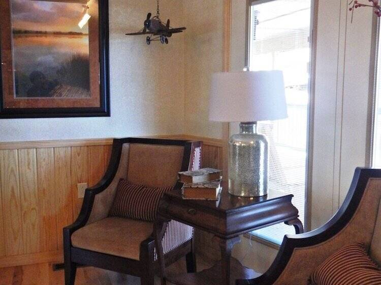 Lake View Three Bedroom, Three Bath Cottage With Private Hot Tub Overlooking Lake Ouachita. By Redaw