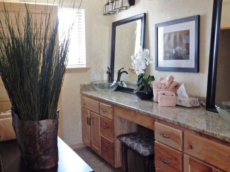 Lake View Three Bedroom, Three Bath Cottage With Private Hot Tub Overlooking Lake Ouachita. By Redaw