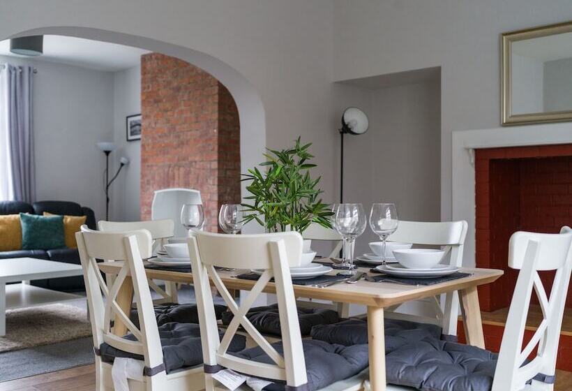 Резиденция East House   Inviting 3 Bed Stakeford