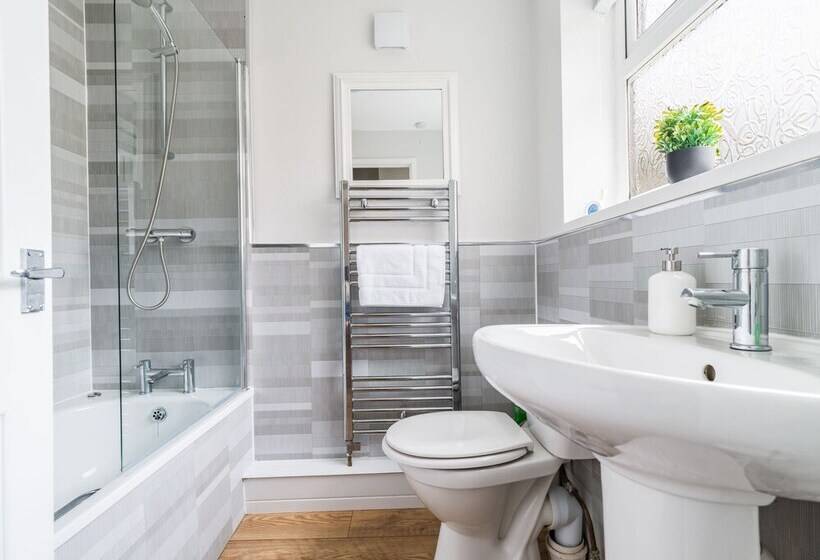 Резиденция East House   Inviting 3 Bed Stakeford