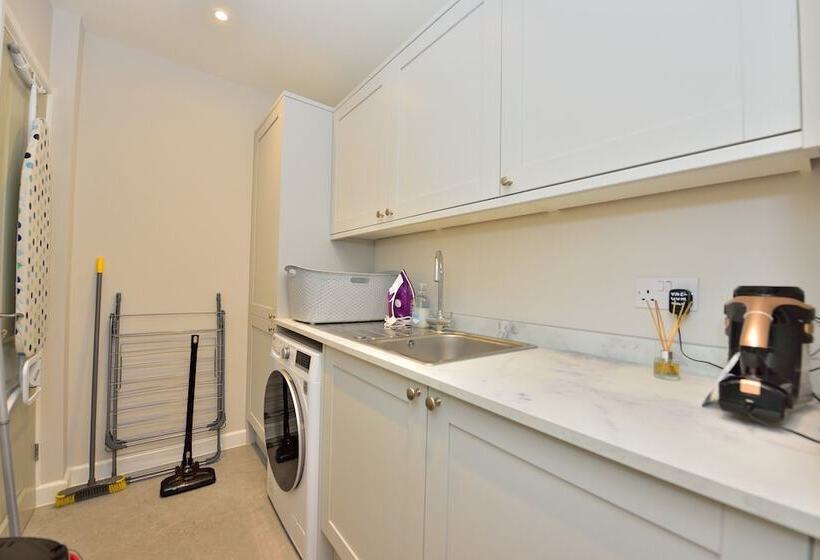 إقامة Charming 4 Bed House In Winchester,free Parking