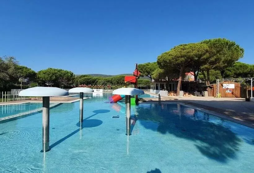 Lomakeskus Camping Lacona Pineta