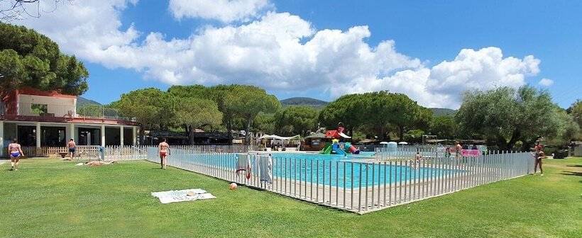 منتجع Camping Lacona Pineta