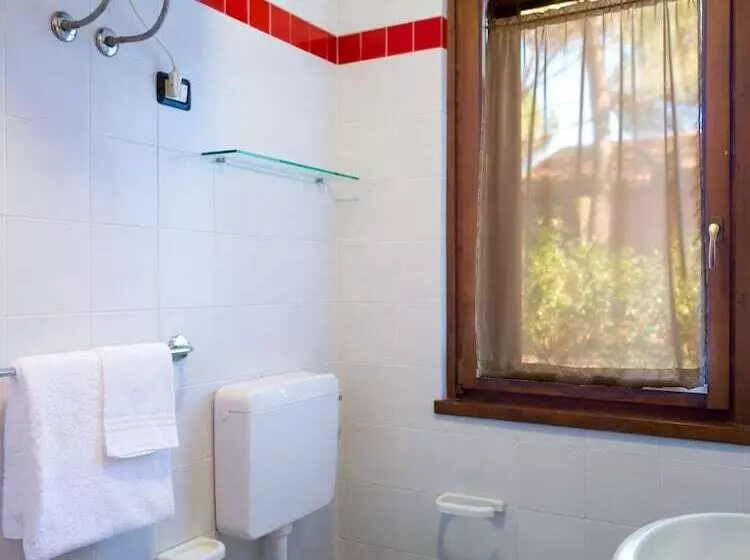 Lomakeskus Camping Lacona Pineta