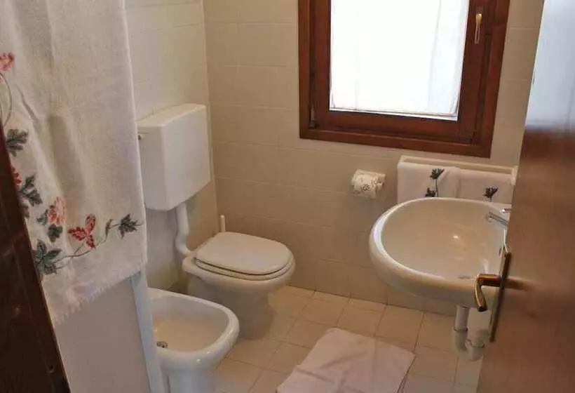 Lomakeskus Camping Lacona Pineta