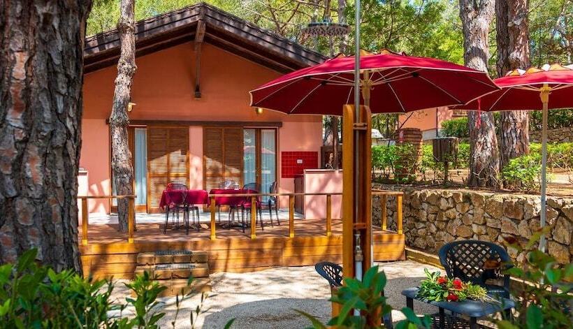 منتجع Camping Lacona Pineta