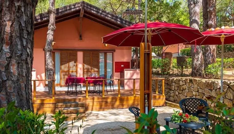 Lomakeskus Camping Lacona Pineta