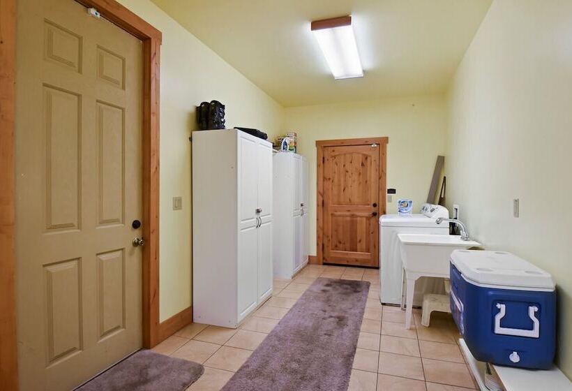 Skislope Sanctuary Close To Outdoor Activities