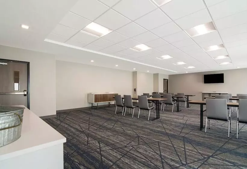 ホテル Holiday Inn Express & Suites   Springdale   Fayetteville Area