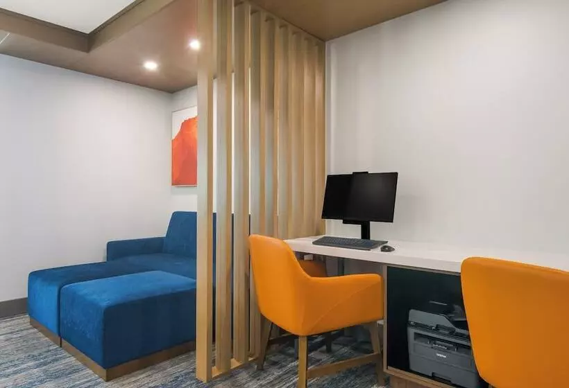 ホテル Holiday Inn Express & Suites   Springdale   Fayetteville Area