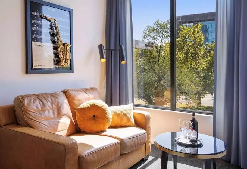 هتل Mercure Melbourne St Kilda Road