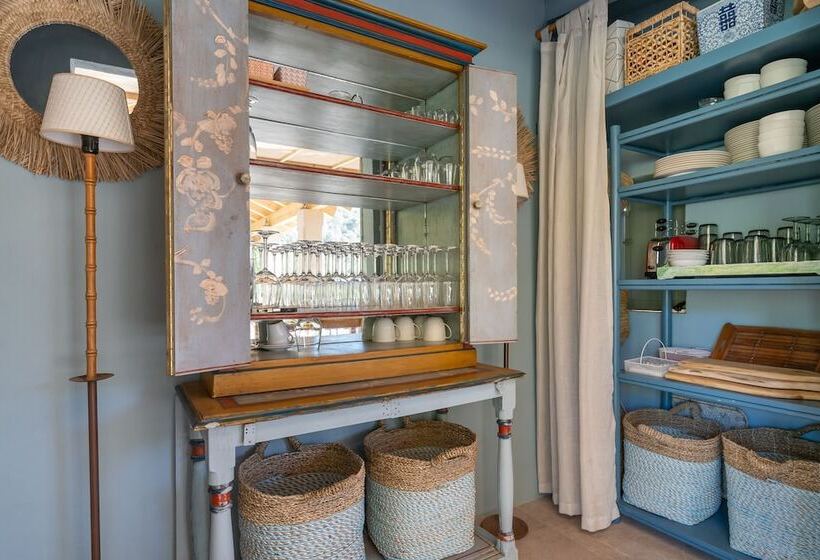 هتل روستایی Rondaia Suites & Villas