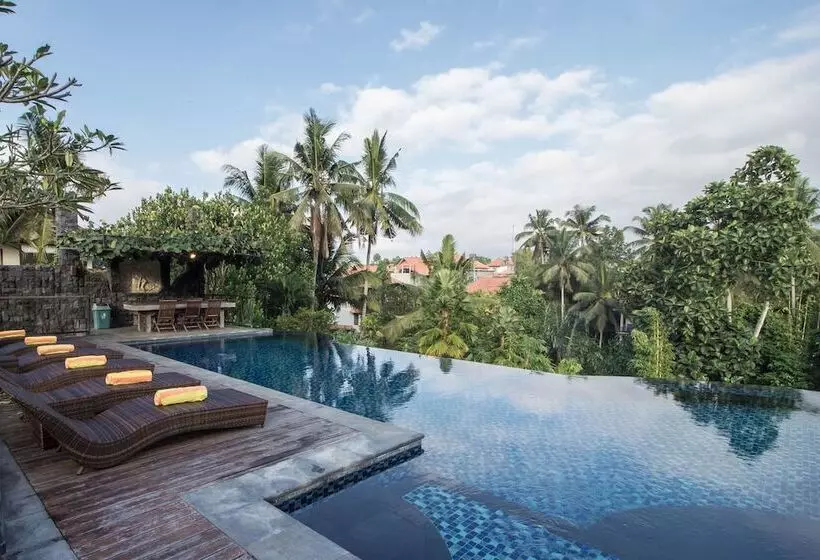 Hotelli Tirta Arum