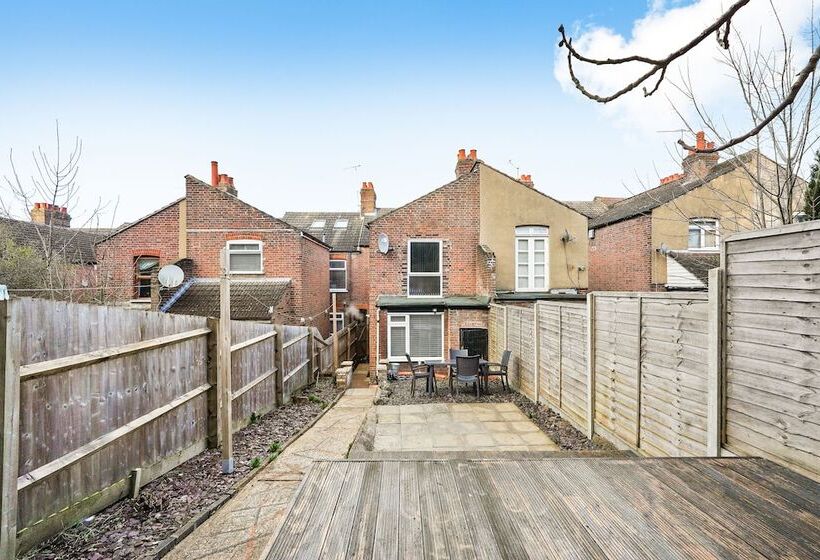 דירת נופש Modern 4br Victorian Home Near Luton Airport