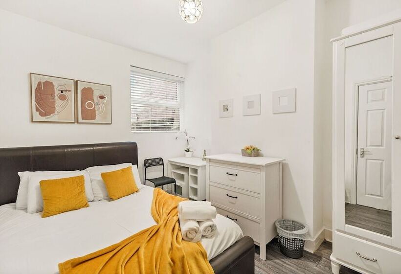 דירת נופש Modern 4br Victorian Home Near Luton Airport