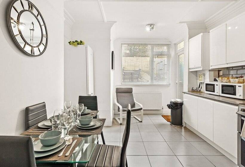 דירת נופש Modern 4br Victorian Home Near Luton Airport