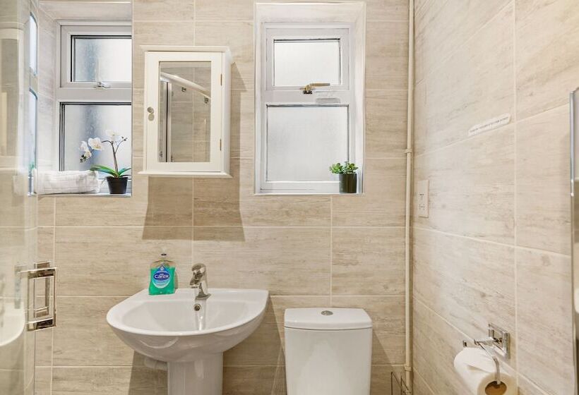 דירת נופש Modern 4br Victorian Home Near Luton Airport