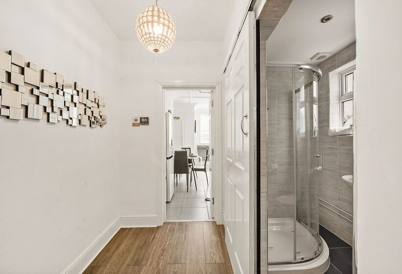 דירת נופש Modern 4br Victorian Home Near Luton Airport