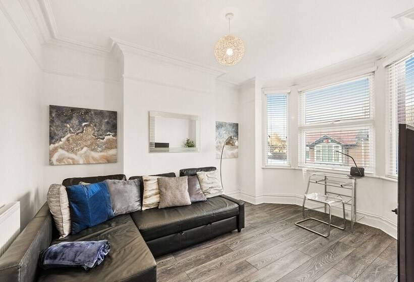 דירת נופש Modern 4br Victorian Home Near Luton Airport