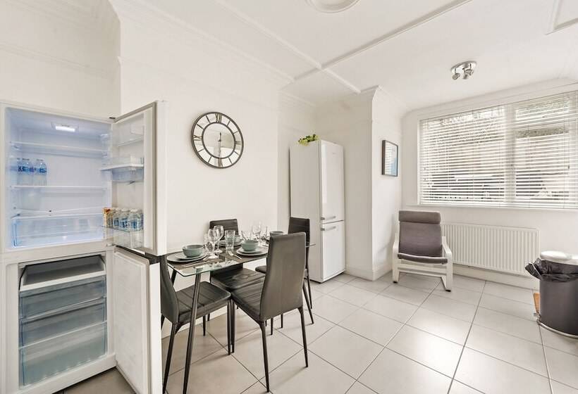 דירת נופש Modern 4br Victorian Home Near Luton Airport