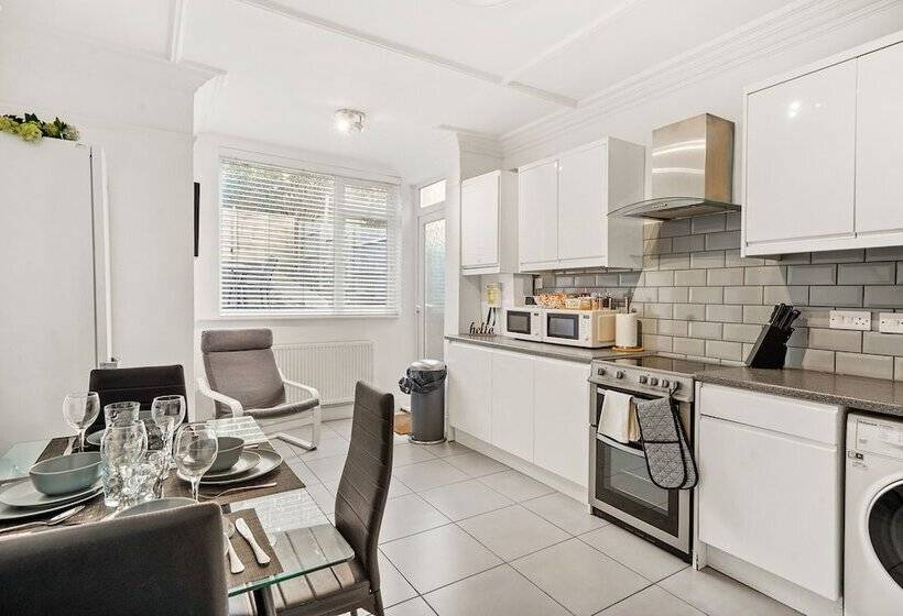 דירת נופש Modern 4br Victorian Home Near Luton Airport