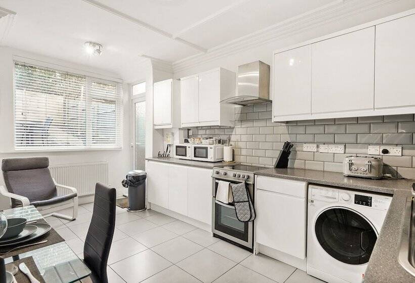 דירת נופש Modern 4br Victorian Home Near Luton Airport