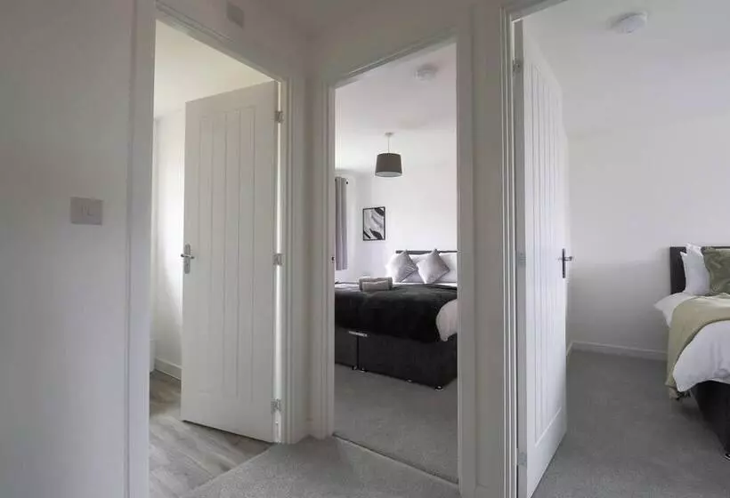 Residenssi Beautiful 4 Bed House 15 Mins To Cardiff & Newport