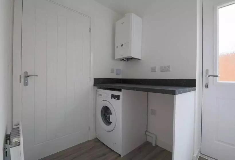 Residenssi Beautiful 4 Bed House 15 Mins To Cardiff & Newport