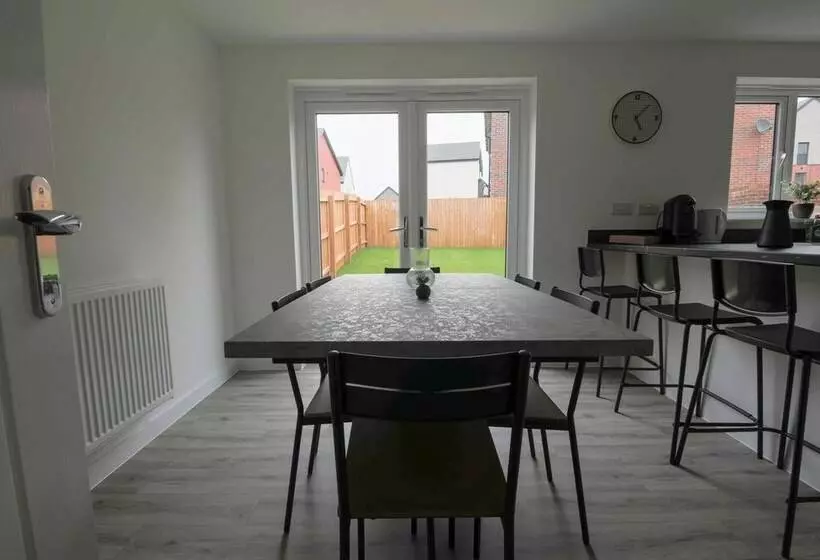 Residenssi Beautiful 4 Bed House 15 Mins To Cardiff & Newport