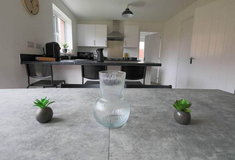 إقامة Beautiful 4 Bed House 15 Mins To Cardiff & Newport