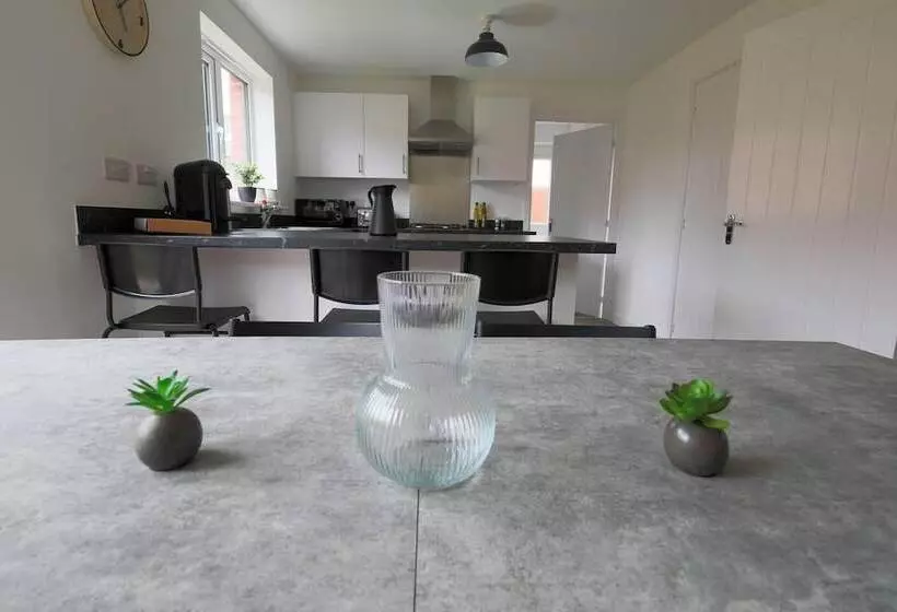 Residenssi Beautiful 4 Bed House 15 Mins To Cardiff & Newport